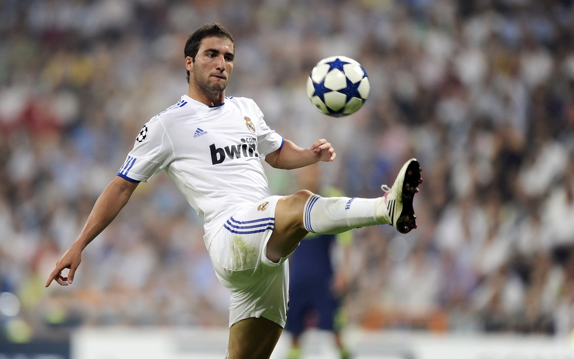 《直播热潮：百万观众在线观看电竞决赛》，电竞现场直播